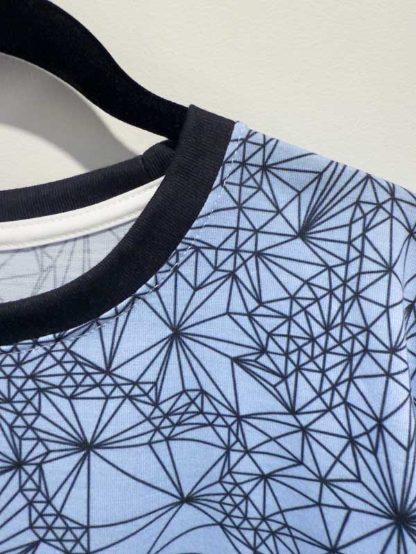 Collar detail of Tri-Mesh Geometric Unisex Graphic t-shirt with blue and white gradient